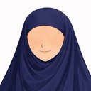 Professeure Myriam, enseignante diplômée chargée des corrections audio des femmes